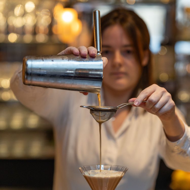 0002 - 2022 - Parsonage Grill - Oxford - High Res - Bar Cocktail Preparation Ellie - Web Hero