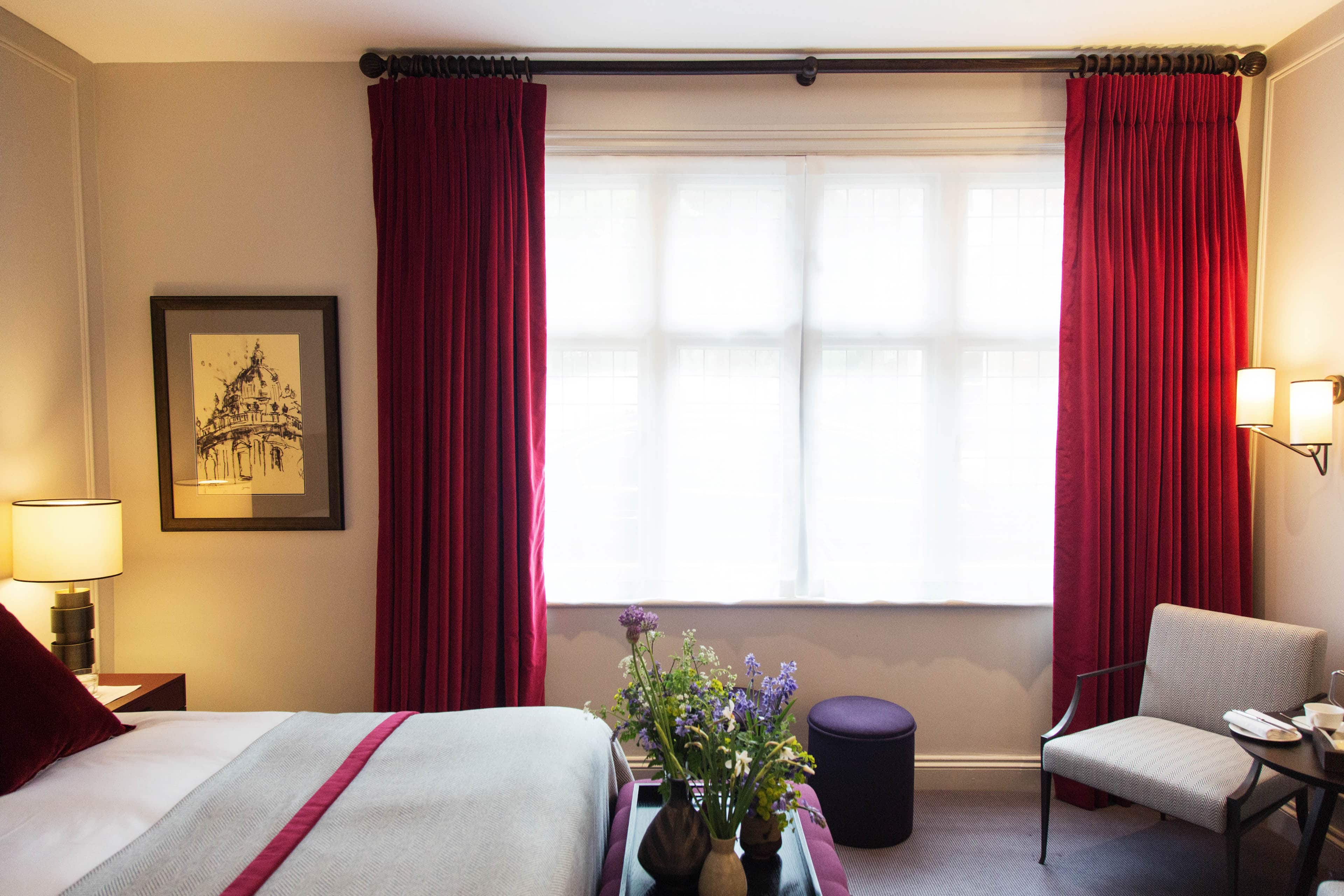 0009 - 2014 - Old Parsonage Hotel - Oxford - High Res - Bedroom Spring Flowers Red - Web Hero