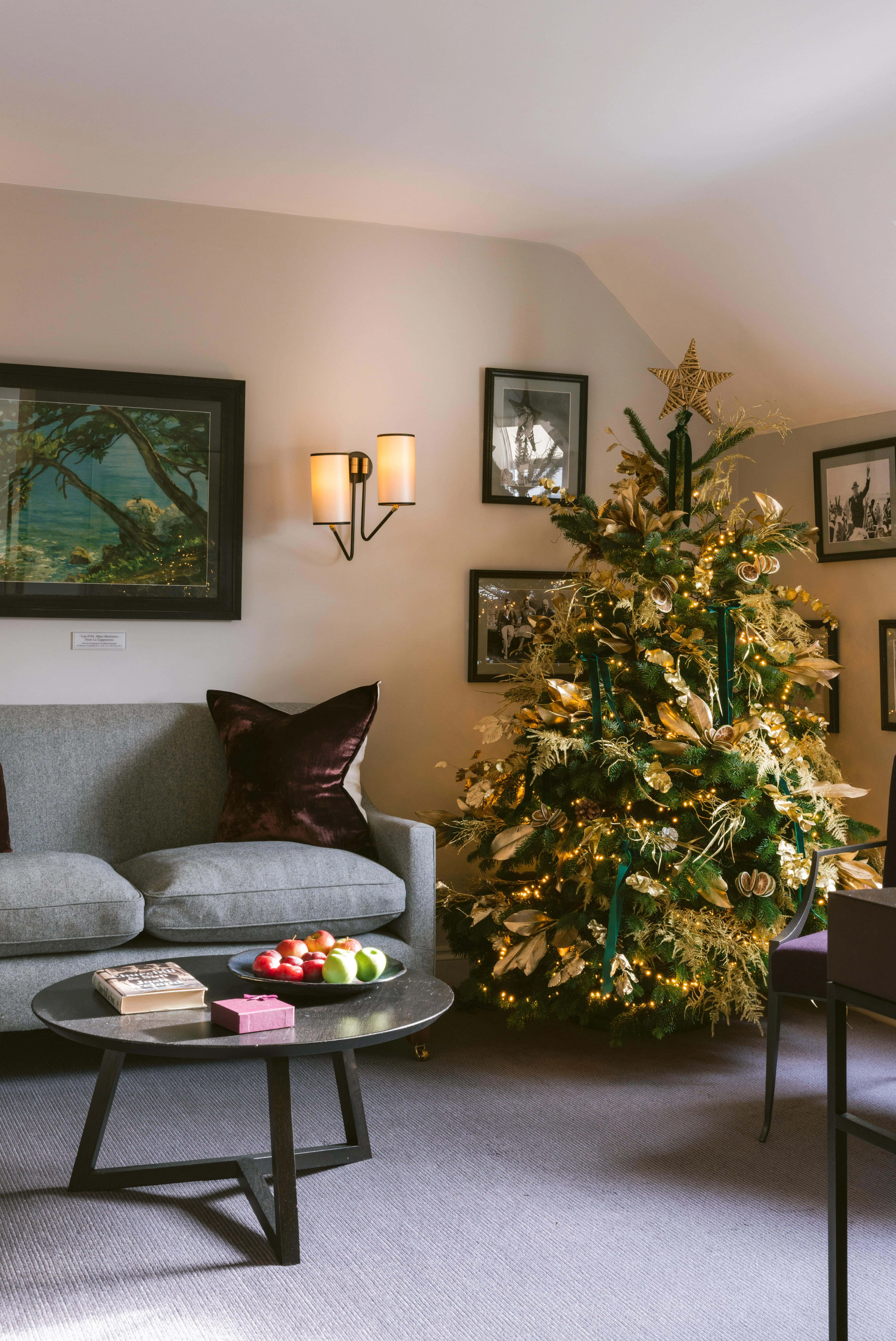 0032 &ndash; 2022 &ndash; Old Parsonage Hotel &ndash; Oxford &ndash; High Res &ndash; Churchill Suites Christmas Tree Festive Lounge-min